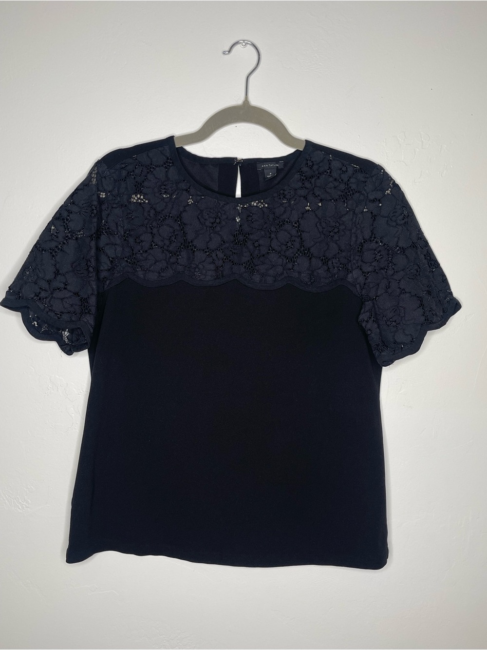 Ann Taylor Black Floral Lace Yoke Short Sleeve Blouse Women’s Medium